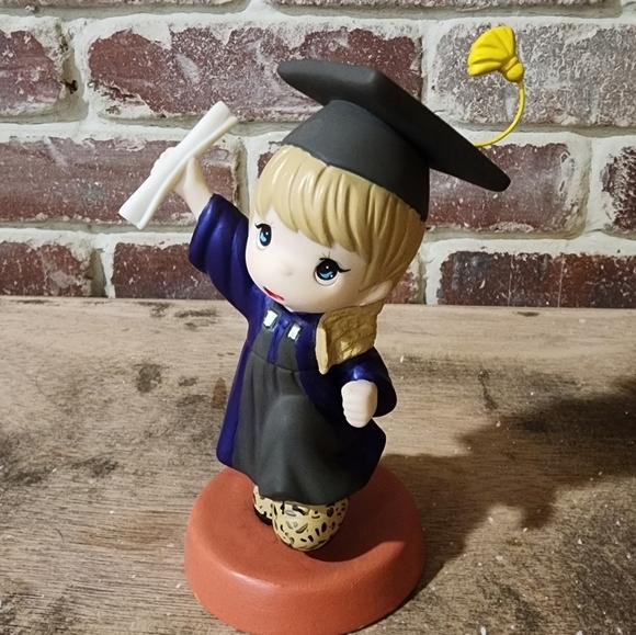 Dr. Taylor Alison Swift NYU Inspired Altered Moments Figurine - Picture 4 of 12